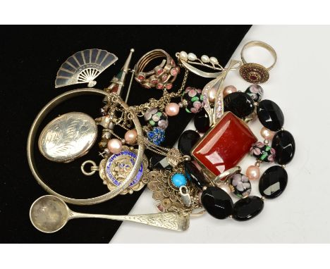 A SELECTION OF SILVER AND WHITE METAL JEWELLERY, to include a Scottish dirk brooch set with agates, citrine and amethyst, a h