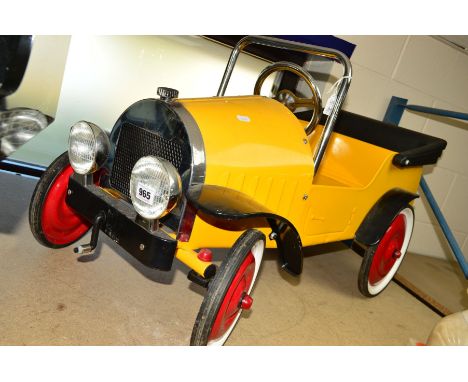 A GREAT GIZMOS CHILDS RIDE IN PEDAL CAR OF METAL CONSTRUCTION, for ages 3-5 years