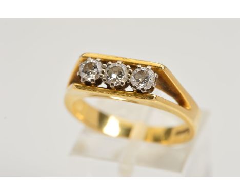 A MID TO LATE 20TH CENTURY 18CT GOLD THREE STONE DIAMOND RING, estimated modern round brilliant cut weight 0.50ct, colour ass