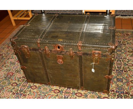 AN EARLY 20TH CENTURY METAL BOUND TRAVELLING TRUNK OF RECTANGULAR FORM, bears brass plaque stamped 'US TRUNK CO, NEW YORK', l