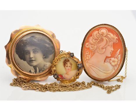 A SELECTION OF JEWELLERY, to include a cameo brooch depicting a lady in profile, with 9ct hallmark for London, a 9ct rope twi