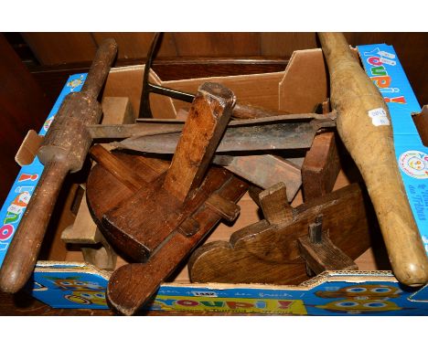 A BOX CONTAINING VARIOUS VINTAGE CARPENTERS/COOPERED BARREL MAKERS TOOLS