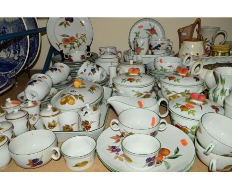 ROYAL WORCESTER EVESHAM AND EVESHAM VALE TABLE WARES etc to include custard pots, serving dishes, cups, saucers, flan dishes,