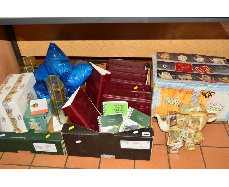 TWO BOXES AND LOOSE LILLIPUT LANE ACCESSORIES ETC, to include boxed limited edition novelty teapot 'Lilliput Lane Market Stal