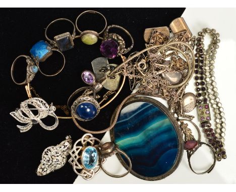 A SELECTION OF SILVER AND WHITE METAL JEWELLERY, to include a dyed banded agate brooch, a hinged bangle, two small oval locke