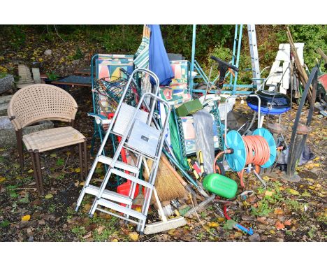 A COLLECTION OF GARDEN RELATED ITEMS, to include a Cadac Carri Chef BBQ, scarifier, spreader, various hand tools, two alumini