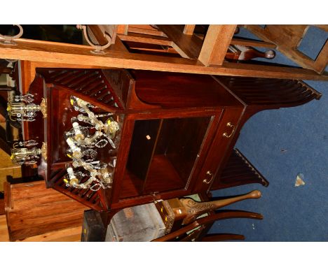 A REPRODUCTION EDWARDIAN STYLE MAHOGANY GLAZED SINGLE DOOR CABINET, the top with a raised shelf above a single drawer on shap