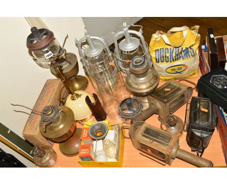 A GROUP OF OIL LAMPS, CARRIAGE LAMPS AND ACCESSORIES ETC, to include a Tilley lamp, Duntafil carriage lamps etc