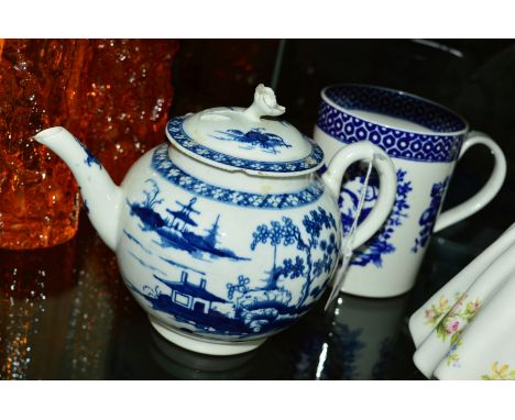 A LATE 18TH CENTURY WORCESTER PORCELAIN MUG, printed in underglaze blue in the parrot pecking fruit pattern, crescent mark to