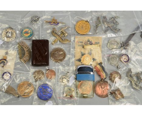 A BOX CONTAINING A NUMBER OF MILITARY BADGES AND ITEMS, Warwickshire Regiment cap badges, collar dogs, sweetheart brooch, RAF