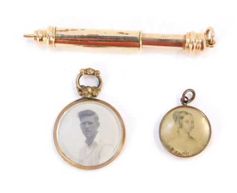 A group of jewellery and vertu, comprising a 15ct gold propelling pencil, a 9ct gold locket pendant and a Victorian gilt meta