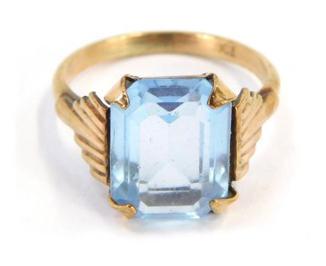 A 9ct gold dress ring, with central aquamarine in four claw setting with fan design shoulders, ring size K½, 3.1g all in.