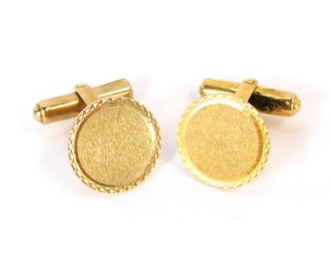 A pair of 9ct gold cuff links, each with circular engine turned and brushed decoration, with supports and twist back, 7.1g al