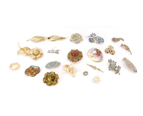 A group of costume jewellery brooches, comprising Art Deco style marquisette set scroll clip, painted floral brooch, stone se