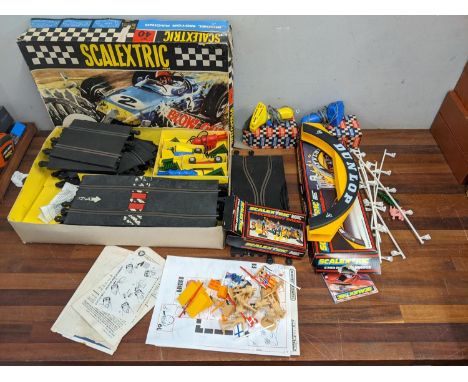 A Scalextric set 40, a C700 Dunlop Bridge and accessories Location: 2.3 