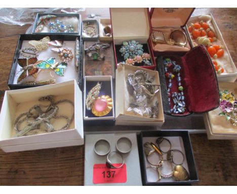 A quantity of costume jewellery to include brooches, eight rings and a compact 