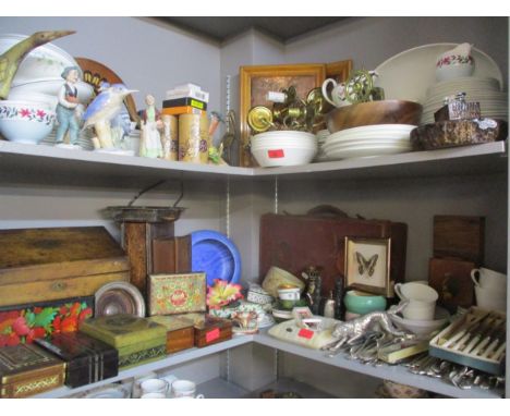 A large mixed lot to include Wedgwood Westbury bone china dinnerware, 20th century household ornaments, brass lighting, Colcl