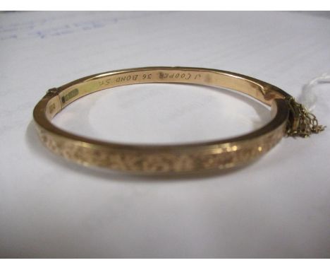 A child's 9ct gold bangle with safety chain 4g Location: Cab 