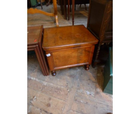 Oak commode inset lidded pot liner