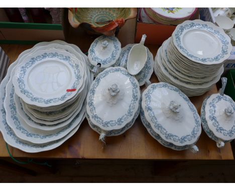 Bishop & Stonier Imperial Porcelain 'Crosby' dinner service incl. lidded tureens, graduated meat platters, plates, gravy boat