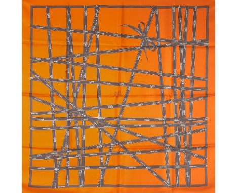 HERMÈS Seidencarré "BOLDUC". By Jean-Louis Dumas, Entwurf erstmals erschienen 1998. 100% Seide. Orangefarbener Grund mit Gesc