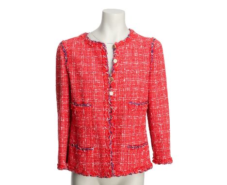 CHANEL Jacke, Gr. ca. 36. Spring/Summer 2006. Bouclé in Rosa/Rot mit dekorativen Logoknöpfen im Kronkorkendesign. Vier aufges