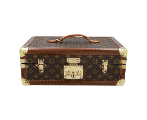 LOUIS VUITTON Humidor "CIGAR BOITE TRUNK 944155". RARITÄT. SAMMLERSTÜCK. Monogram Canvas Serie mit goldfarbenen Beschlägen, R