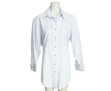CHANEL VINTAGE Bluse, Gr. ca. L. Gestreiftes Hemd in Hellblau und Weiß aus Baumwollgemisch. Mit transparenten Pailletten und 