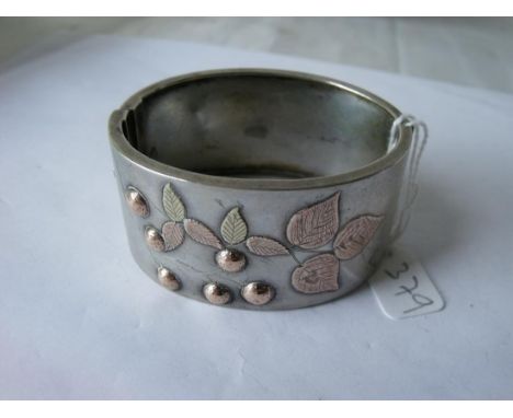 Victorian hinged bangle with three coloured gold overlay        