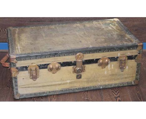 LARGE VINTAGE TRAVEL TRUNK