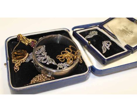 GROUP OF VARIOUS 20TH CENTURY JEWELLRY
incluidng a nine carat gold chain, a silver bangle, a silver marcasite earring and nec