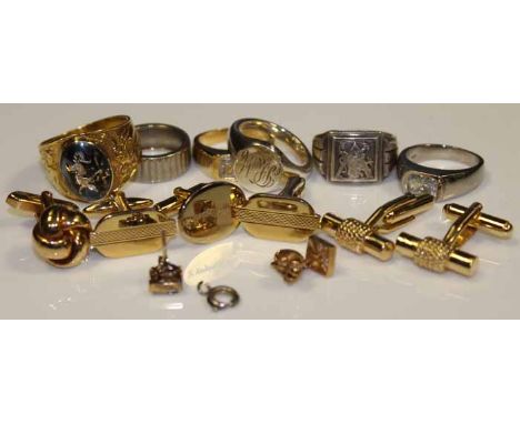 LOT OF MIXED RINGS AND CUFFLINKS