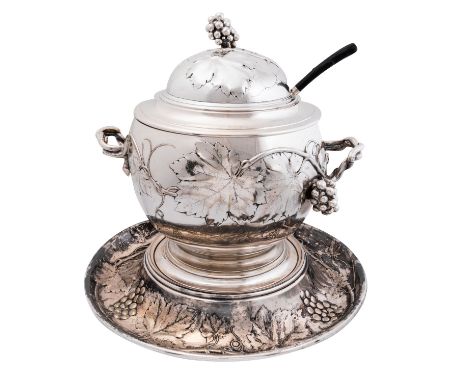 ARTHUR KRUPP prächtiges Bowlengefäß mit Untersatz und Schöpfkelle, versilbert, um 1890. Bowlengefäß mit Deckel und Untersatz 