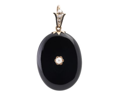 Medaillonanhänger aus Onyx mit Perlen und Email, GG 14K, 23,3 g, 6x3,2 cm, rückseitig Schauglass im Goldrahmen mit Ziergravur