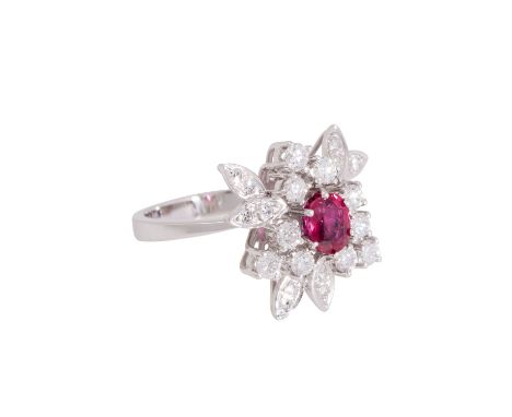 Ring mit Rubin und Diamanten zus. ca. 0,70 ct, gute Farbe u. Reinheit, WG 14K, 6,5 gr, RW: 54, 2. Hälfte 20. Jh., minimale Tr