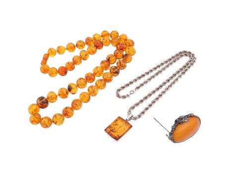Konvolut Bernsteinschmuck in Cognacfarbe, mit Silber, ca. 144 g, davon 1 Brosche mit opakem Ostsee Bernstein in floraler Umra