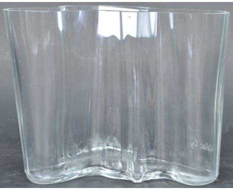 A retro vintage mid 20th century Ittala Alvar Aalto Savoy clear glass vase of irregular shape. Measures 12cm x 15cm