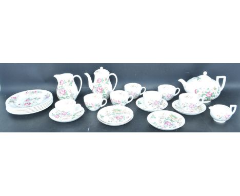 Wedgwood &amp; Barlaston Of Etruria QueensWare pattern tea service. The tea service comprising of cups, saucers, teapot, crea