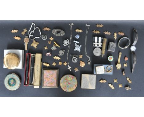 Curiosity lot / collectors lot - a collection of vintage retro 20th century items to include ladies compacts, watches, brooch