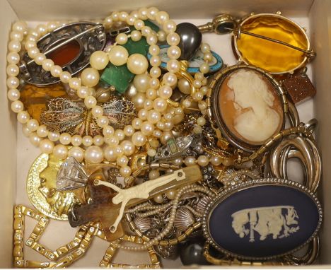 A quantity of assorted jewellery including a 9ct gold, ruby and white opal set pendant and a yellow metal mounted agate brooc