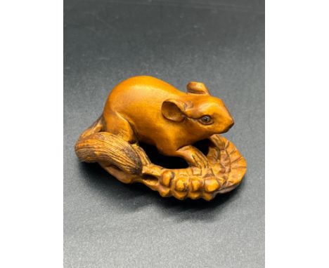 Japanese hand carved box wood netsuke sculpture of a mouse. signed and has black bead eyes. [5cm in length] 