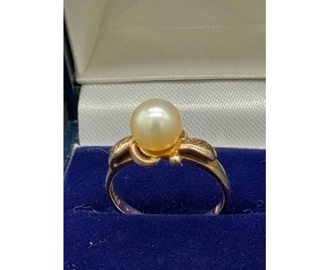 9ct yellow gold ladies ring set with a single pearl. [Ring size M] [2.87Grams] 