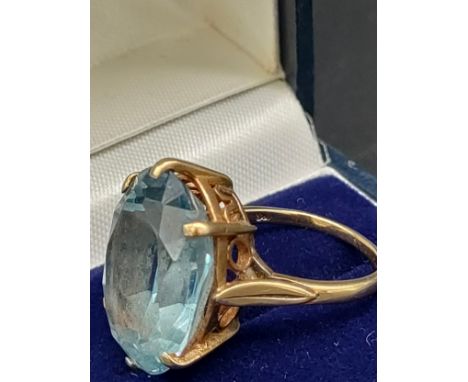 9ct yellow gold and large blue stone ring [Spinel/ Topaz] [Ring size K] [7.17grams] 