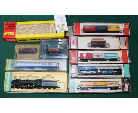 A small quantity of N gauge model railway. A Minitrix BR Britannia Class, 'Robert Burns', RN 70006. Together with rolling sto