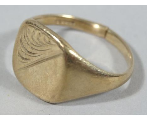 A 9ct gold signet ring, size Q-R, 4.4g.