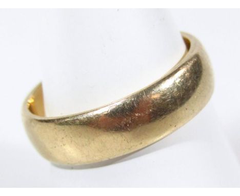 A 9ct gold wedding band, of plain circular outline, size R, 7.5g.