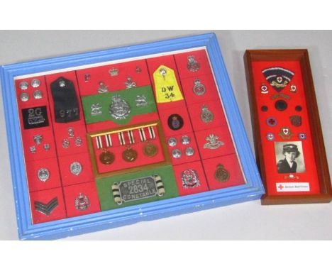 Various constabulary items, buttons, medals, shoulder numbers, to include 977, Special Constable 2834 buckle, 11cm wide, cons