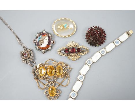 Mixed Victorian and later jewellery, including 15ct, turquoise and seed pearl set agate brooch, 41mm, gross 10 grams, Scandin