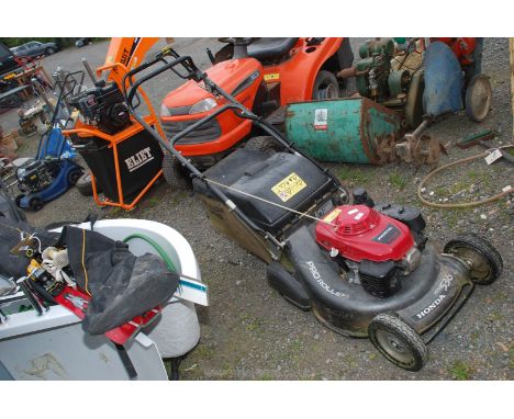 A Honda Easy Start HRH 536 lawn mower with roller, good working order.