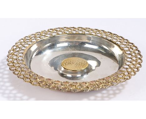 Elizabeth II silver dish, London 1983 maker Stuart Devlin, with bark effect gilt centre and pierced gilt border, 13.5cm diame